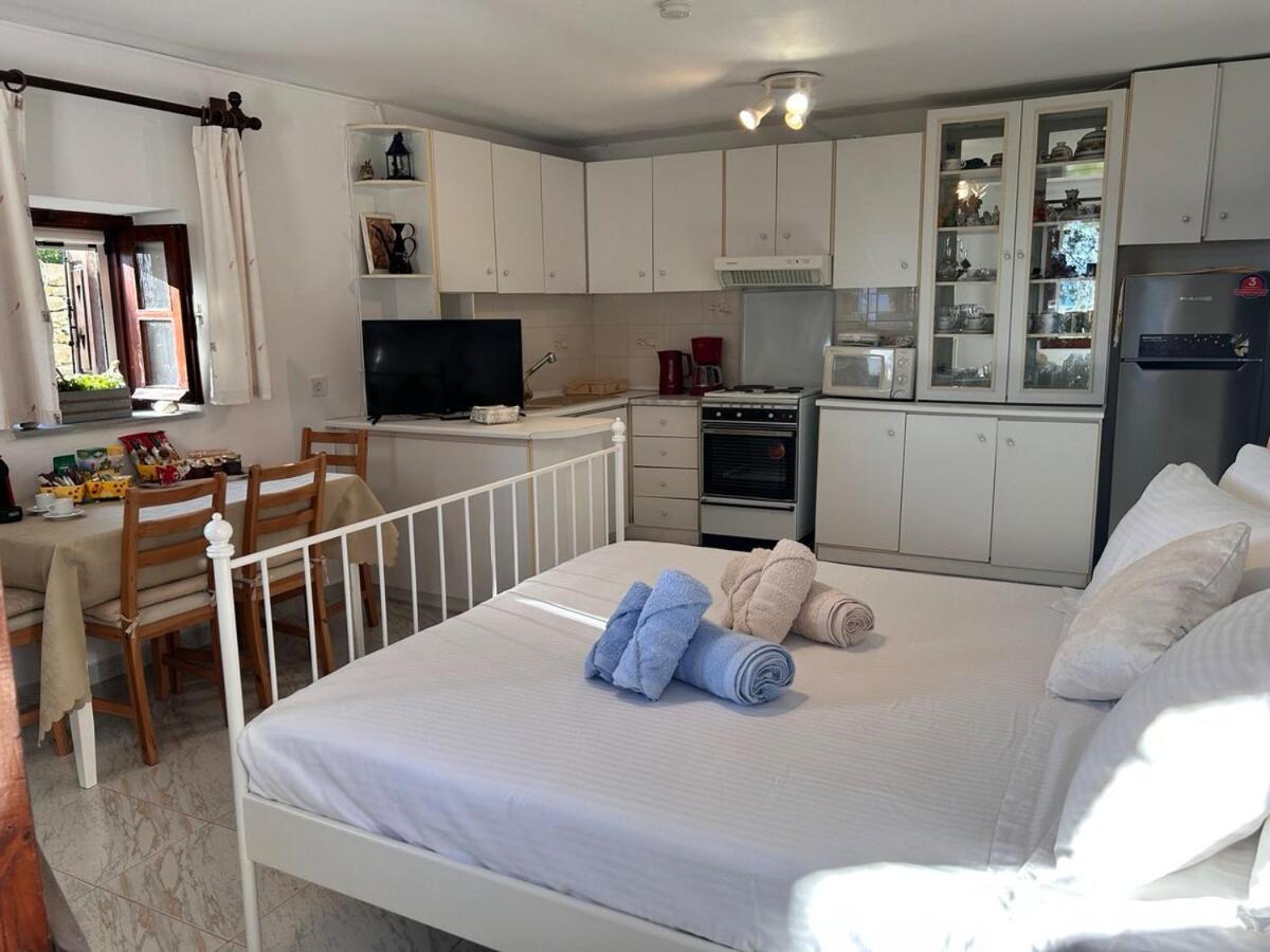 Grandpa Simos' Traditional Guest House Agios Romanos Esterno foto